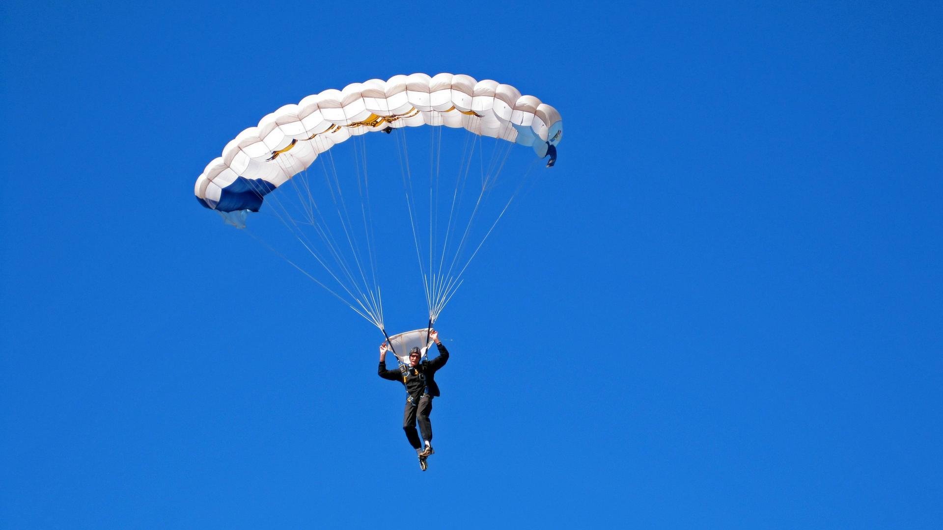 足球场草皮养护技术实现智能调节，足球场的草皮铺设程序